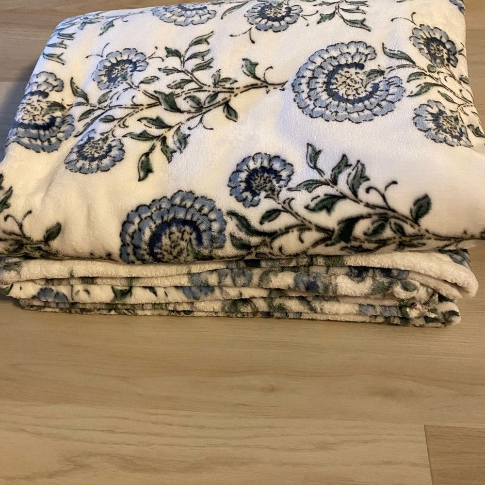 Members Mark Floral Patterned Fleece Blanket - Picture 2 of 6